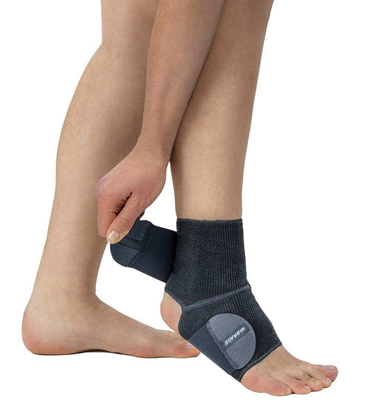 Person fastening a knitted ankle support with wraparound straps / Personne ajustant une chevillère tricotée à sangles enveloppantes