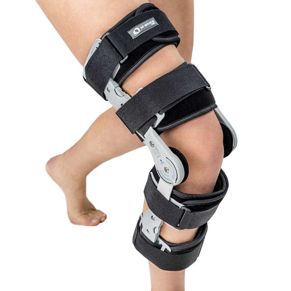 Telescopic post-operative knee brace with adjustable straps and articulated bars.