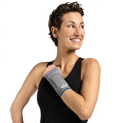 Elastic wrist support providing compression and stabilization, featuring a 3D contoured knit for comfort and breathability. Ideal for wrist injuries and conditions.